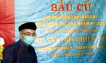 Ông Ngô Hòa - nguyên Phó Chủ tịch UBND tỉnh TT-Huế, nghiêm cẩn trong trang phục áo dài truyền thống khi đi bầu cả.