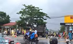 Xe máy va chạm xe tải, vợ chết tại chỗ, chồng bị thương
