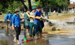 Tuổi trẻ TT-Huế ra quân làm sạch phố phường sau lũ