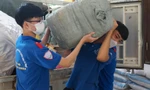 Tuổi trẻ Huế mướt mồ hôi, miệt mài chuyển hàng hỗ trợ lên xe tải gửi đi vùng dịch TPHCM giữa trưa hè nắng gắt