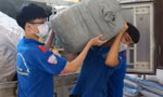 Tuổi trẻ Huế mướt mồ hôi, miệt mài chuyển hàng hỗ trợ lên xe tải gửi đi vùng dịch TPHCM giữa trưa hè nắng gắt