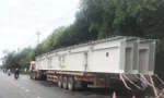 Ô tô đầu kéo chở dầm cầu dài gần 23 mét ‘diễu phố’ tại Huế