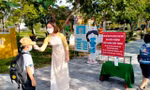 Dù mở cửa đón 100% học sinh đến trường, các trường học tại TP Huế tiếp tục thực hiện các biện pháp phòng, chống dịch, bố trí đo thân nhiệt, sát khuẩn, quét mã QR tại cổng trường hàng ngày