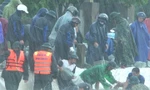 100 cán bộ, chiến sĩ cùng người dân ngâm mình 5 giờ trong mưa lũ để hộ đê
