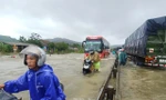 TT-Huế: Hồ chứa đồng loạt tăng mức xả lũ, Quốc lộ 1 ách tắc do ngập lụt
