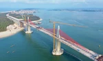 Hợp long cầu vượt cửa biển dài nhất miền Trung
