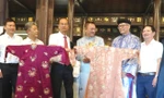 Tiếp nhận hai chiếc áo dài quý của thân mẫu vua Bảo Đại