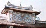 Bức tranh rồng phong cách cung đình từng tồn tại trên cổng tam quan chùa Thiên Mụ, Huế. Ảnh T.L