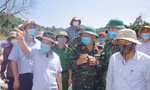 Ông Nguyễn Văn Phương, Phó Chủ tịch UBND tỉnh TT-Huế (hàng đầu bên trái) chỉ đạo khảo sát hiện trường tìm kiếm nạn nhân thủy điện Rào Trăng 3 còn mất tích