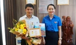 Trao huy hiệu 'Tuổi trẻ dũng cảm' tặng thanh niên cứu cô gái đuối nước