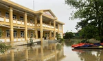 Một ngôi trường tại Quảng Điền, TT-Huế, vẫn bị nước lụt bao vây sáng 19/10.