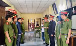 Khởi tố 6 đối tượng ‘phù phép’ hàng nghìn kính chắn gió ô tô Trung Quốc 