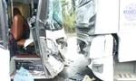 Ô tô tải đấu đầu xe giường nằm chở 21 hành khách trên đường tránh Huế