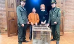 Người dân Huế giao nộp cá thể khỉ vàng quý hiếm cho kiểm lâm