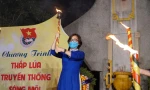 Chị Hoàng Thị Phương Hiền, Phó Bí thư Thường trực Tỉnh Đoàn TT-Huế, tiếp lửa cho ĐVTN tại chương trình "Thắp lửa truyền thống, sáng mãi niềm tin"