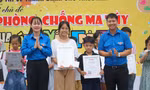 Họa sĩ nhí thi vẽ tranh phòng chống ma túy