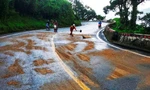 Nhiều vệt dầu loang xuất hiện trên đường đèo Hải Vân