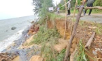 Đường độc đạo ở Thừa Thiên-Huế nguy cơ bị sóng cuốn ra biển