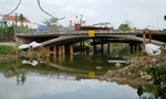 Cận cảnh cầu đường bộ hơn 100 tỷ tại Huế nhiều năm liền ‘mắc kẹt’ giữa sông