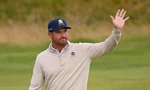 Bryson DeChambeau ghi HIO 'cực đỉnh' qua mái nhà