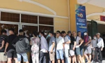 Người hâm mộ thành Nam 'đội nắng' xếp hàng mua vé trận tranh Siêu Cúp bóng đá Quốc gia