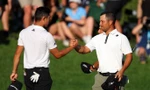 Xander Schauffele (phải) và Collin Morikawa (trái) cạnh tranh chức vô địch