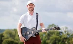 Golfer dính chấn thương lưng vì cầm cúp vô địch chụp ảnh quá lâu 