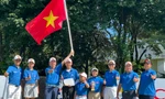 Nguyễn Quốc Bảo Huy (cầm cúp) đạt hạng 3 ngay lần đầu tiên thi đấu nước ngoài