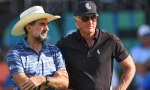 Huyền thoại Greg Norman (phải) sẽ rời vị trí CEO của LIV Golf 
