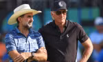 Huyền thoại Greg Norman (phải) sẽ rời vị trí CEO của LIV Golf 