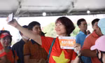 Runner hào hứng nhận race kit, sẵn sàng chinh phục Tiền Phong Marathon 2024 