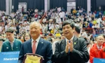 Chủ tịch Liên đoàn Taekwondo Hà Nội Nguyễn Mạnh Hùng trao quà lưu niệm cho ông Jang Taek Hyun - Hiệu trưởng Trường Đại học Baekseok Hàn Quốc.