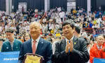Chủ tịch Liên đoàn Taekwondo Hà Nội Nguyễn Mạnh Hùng trao quà lưu niệm cho ông Jang Taek Hyun - Hiệu trưởng Trường Đại học Baekseok Hàn Quốc.