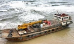 Xử lý 'tàu ma' trôi dạt mắc cạn ở bờ biển Quảng Trị