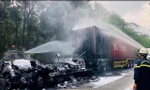 Đang lưu thông, xe đầu kéo bốc cháy dữ dội 