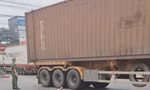 Tai nạn với xe đầu kéo trên quốc lộ 1, một phụ nữ tử vong