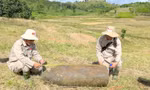 Bom khủng chứa 170kg thuốc nổ nằm dưới lớp bùn ở ruộng nước