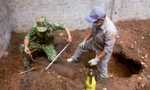 Phát hiện hầm bom, đạn 'khủng' còn nguyên ngòi nổ dưới nền nhà dân