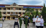 Áo xanh tình nguyện Quảng Trị cõng thí sinh bị tai nạn vào phòng thi