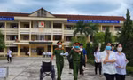 Áo xanh tình nguyện Quảng Trị cõng thí sinh bị tai nạn vào phòng thi