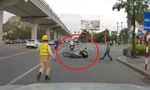 Thanh niên không đội mũ bảo hiểm lái xe máy tông thẳng vào cảnh sát