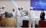 Mở lấy mẫu đất đầu tiên mang về từ mặt trăng