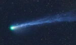 Ngắm 'sao chổi ác quỷ' màu xanh lá cây phát nổ phóng qua Thiên hà Andromeda 