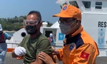Lực lượng cứu hộ đưa thuyền viên Philippine bị nạn trên biển đi cấp cứu. Ảnh THỤC HIỀN.