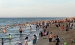Người dân TP. Tuy Hoà được tắm biển vào ngày mai. Ảnh LỮ HỒ.