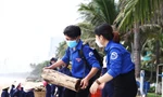 Bãi biển Nha Trang tràn ngập rác thải sau mưa lũ
