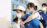 Hình ảnh ấm áp mùa thi THPT 2022: Tình nguyện viên cõng thí sinh đến điểm thi 