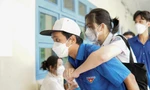 Hình ảnh ấm áp mùa thi THPT 2022: Tình nguyện viên cõng thí sinh đến điểm thi 