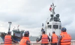 Hải quân đưa tàu cá và 14 ngư dân Bình Định gặp nạn về bờ an toàn