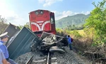 Tàu hoả tông bay đầu xe tải, tài xế ô tô tử vong